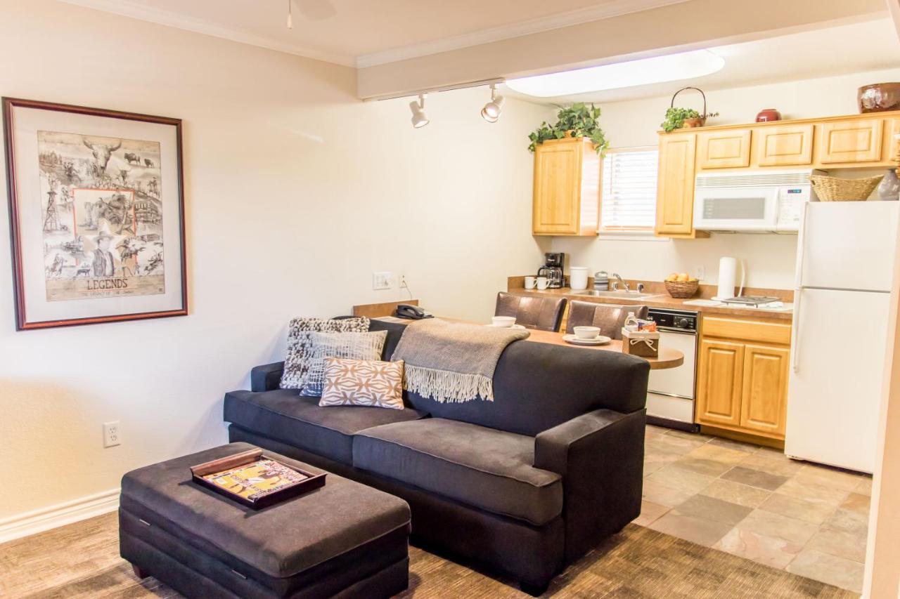 Vineyard Court Designer Suites Hotel College Station Eksteriør bilde
